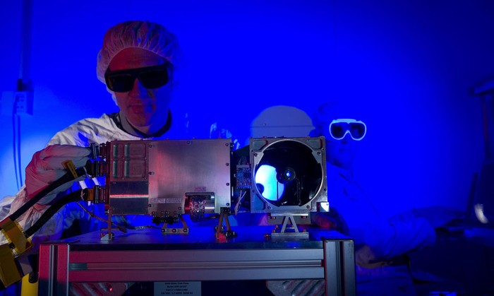 Các nhà khoa học kiểm nghiệm các thiết bị camera, đầu dò hoá chất trên Robot Curiosity